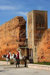 Image du Maroc Professionnelle de  Deux cavaliers de la garde royale devant l'entrée de l'esplanade de la mosquée (Tour Hassan) qui fît construite à la fin du XIIe siècle par le Sultan Yacoub el Mansour (dynastie Almohade) désireux de construire la plus grande mosquée du monde doté de 400 colonnes, la construction n’a pas été achevé suite à la mort du sultan en 1199, La tour Hassan est le symbole de Rabat son esplanade abrite le Mausolée Mohammed V de Rabat, Jeudi 1er Mars 2007. (Photo / Abdeljalil Bounhar)
